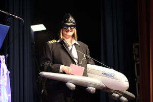 Chefpilotin Heike Schupp steuerte ihren Airbus sicher durch die Tornhall