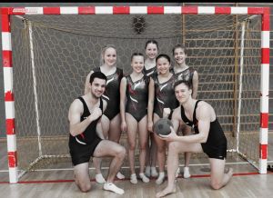 Der Ball ist rund und das runde muss in das Eckige!