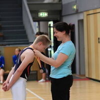 Louis bekommt von Steffi die Teilnehmermedaille