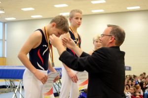 Wettkampfleiter und Trainer Mirko gratuliert seinen Schützlingen