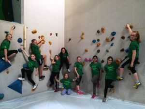 Die weibliche E-Jugend war beim Indoor-Klettern zum Rundenabschluss