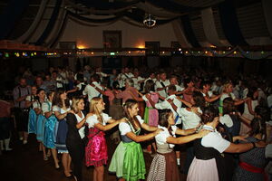 Hier fliegen gleich - die Löcher aus dem Käse... ausgelassene Stimmung an der Nachkerb