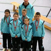 Coach Tim mit den erfolgreichen Kids